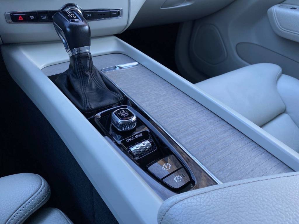 <span style="color:#004a89"> INSCRIPTION!</span>   2019  Volvo XC60 D4  140 Kw/190k S&S  EAT8    <span style="color:#004a89">FULL  LED Adaptívne svetlomety ,Virtual, Kamera…</span>