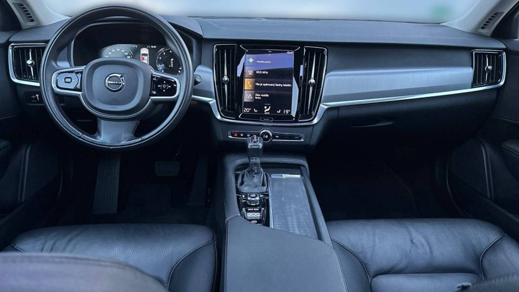 <span style="color:#004a89"> Panorama, Head Up!</span> 2019  Volvo V90 T4 2.0L 140 Kw/190k S&S  EAT8    <span style="color:#004a89"> FULL LED Adaptívne svetlomety, Virtual, 360°Kamera, Kožený interiér…</span>