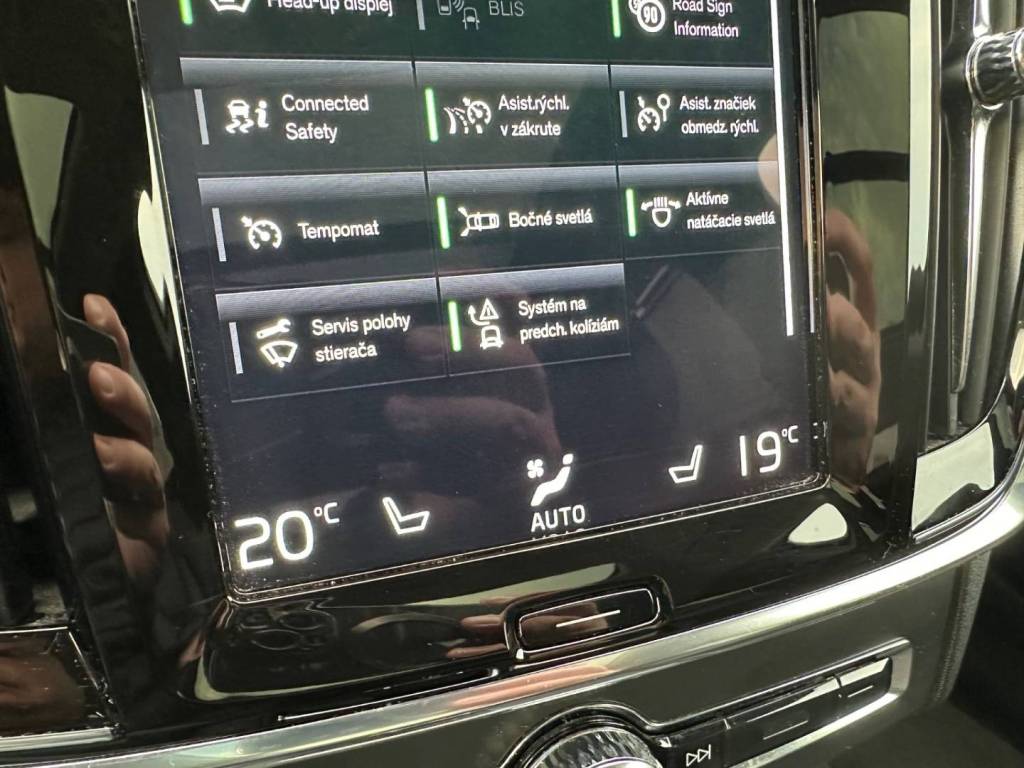 <span style="color:#004a89"> Panorama, Head Up!</span> 2019  Volvo V90 T4 2.0L 140 Kw/190k S&S  EAT8    <span style="color:#004a89"> FULL LED Adaptívne svetlomety, Virtual, 360°Kamera, Kožený interiér…</span>