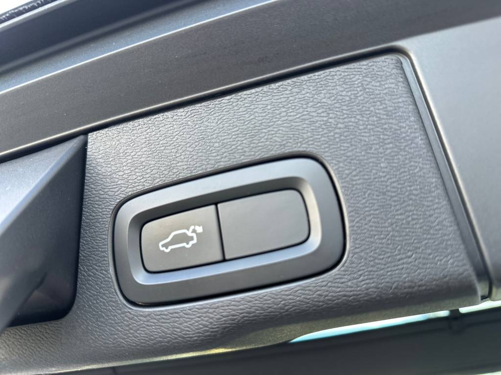 <span style="color:#004a89">Inscription ! </span> 2020   Volvo XC60 D4    A/T 8, 140kW<span style="color:#004a89"> Full LED Adaptívne svetlomety,  Virtual,  Parkovacia Kamera,  Harman/kardon…           </span>       <span style="color:#004a89">           </span>