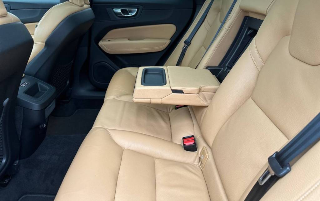 <span style="color:#004a89"> FACELIFT!</span>   2020 Volvo XC60 B4 D AWD  INSCRIPTION  145 Kw/197k S&S  EAT8    <span style="color:#004a89">FULL  LED Adaptívne svetlomety ,Panorama, Virtual, Webasto…</span>