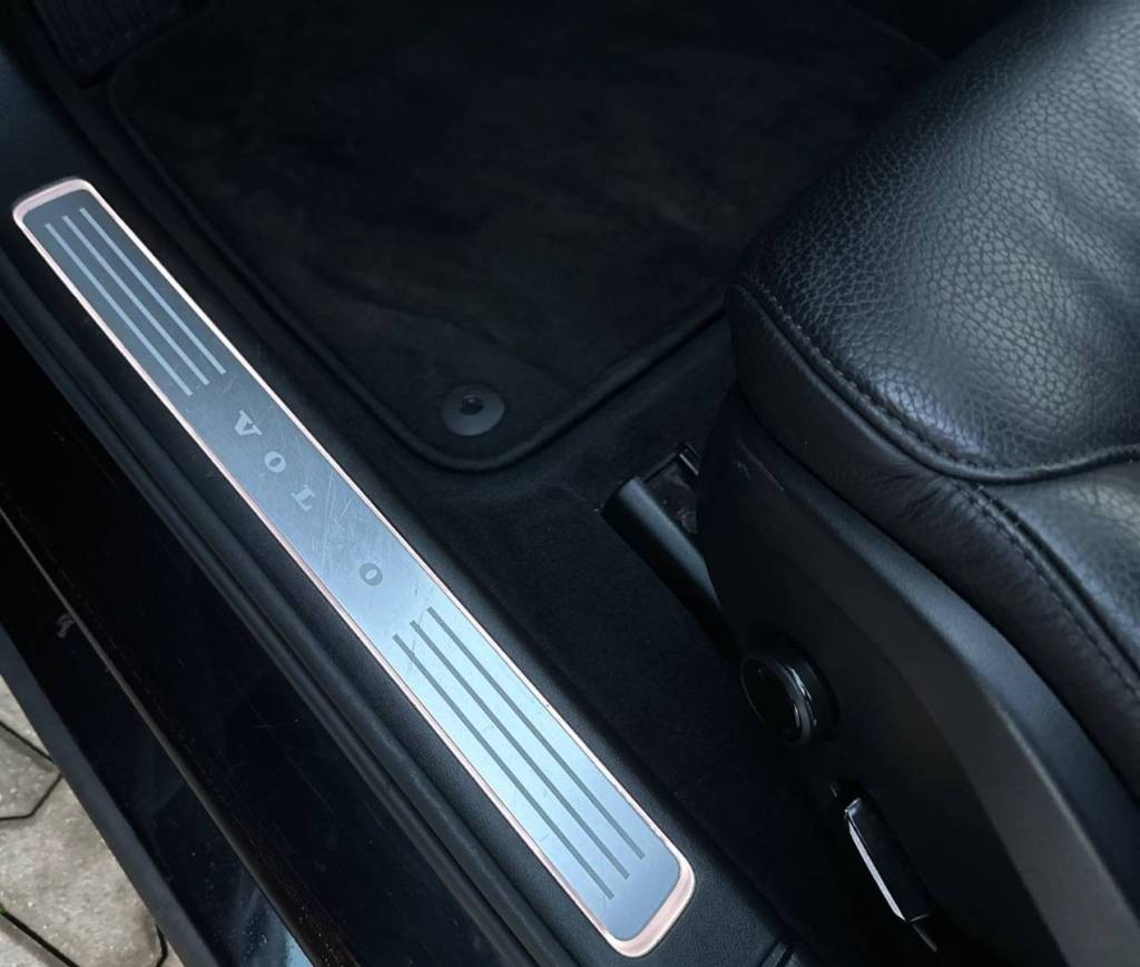 <span style="color:#004a89"> Panorama, Head Up!</span> 2019  Volvo V90 T4 2.0L 140 Kw/190k S&S  EAT8    <span style="color:#004a89"> FULL LED Adaptívne svetlomety, Virtual, 360°Kamera, Kožený interiér…</span>