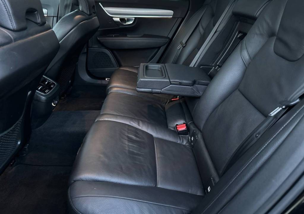 <span style="color:#004a89"> Panorama, Head Up!</span> 2019  Volvo V90 T4 2.0L 140 Kw/190k S&S  EAT8    <span style="color:#004a89"> FULL LED Adaptívne svetlomety, Virtual, 360°Kamera, Kožený interiér…</span>