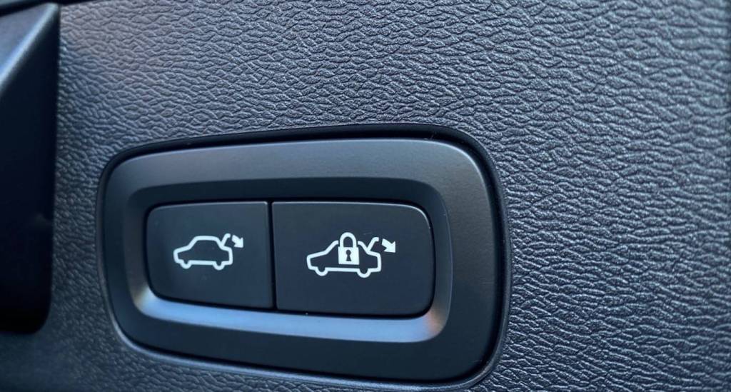 <span style="color:#004a89"> INSCRIPTION!</span>   2019  Volvo XC60 D4  140 Kw/190k S&S  EAT8    <span style="color:#004a89">FULL  LED Adaptívne svetlomety ,Virtual, Kamera…</span>