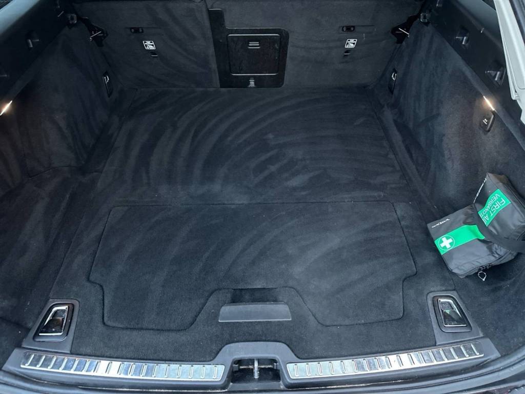 <span style="color:#004a89"> Panorama, Head Up!</span> 2019  Volvo V90 T4 2.0L 140 Kw/190k S&S  EAT8    <span style="color:#004a89"> FULL LED Adaptívne svetlomety, Virtual, 360°Kamera, Kožený interiér…</span>