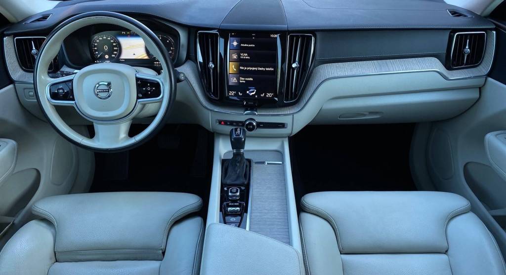 <span style="color:#004a89"> INSCRIPTION!</span>   2019  Volvo XC60 D4  140 Kw/190k S&S  EAT8    <span style="color:#004a89">FULL  LED Adaptívne svetlomety ,Virtual, Kamera…</span>