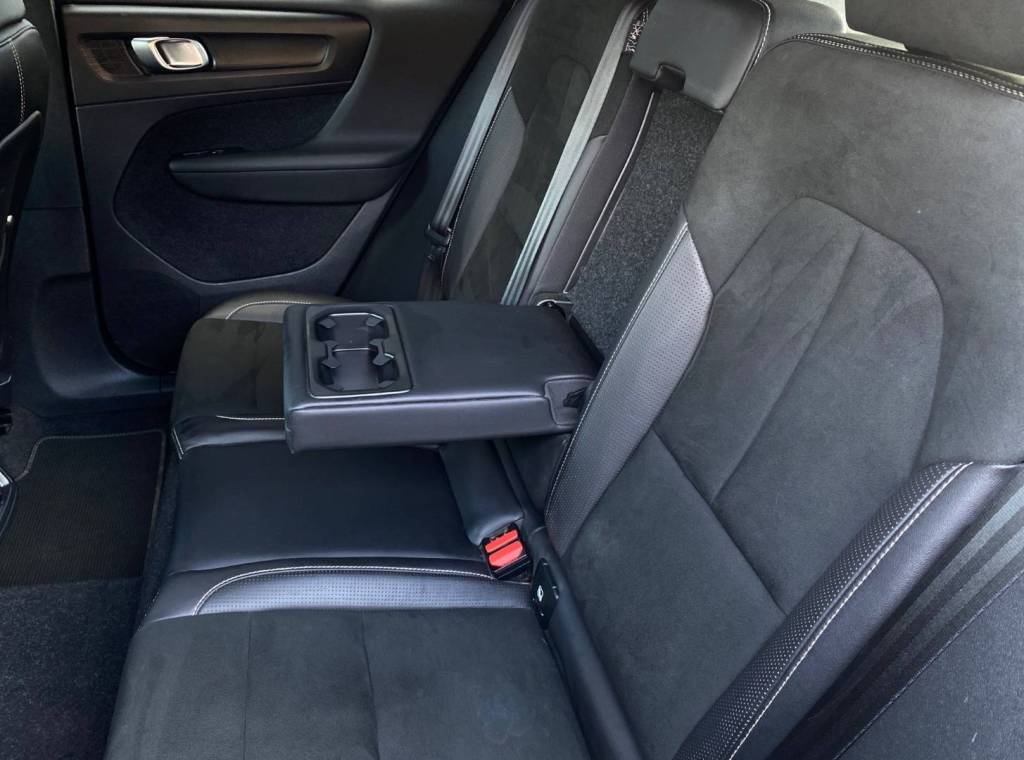 <span style="color:#004a89"> R-DESIGN  BLACK PACKET!</span>   2020 Volvo XC40 D3  110 Kw/150k S&S  EAT8    <span style="color:#004a89">FULL  LED Adaptívne svetlomety ,Virtual, Kamera…</span>