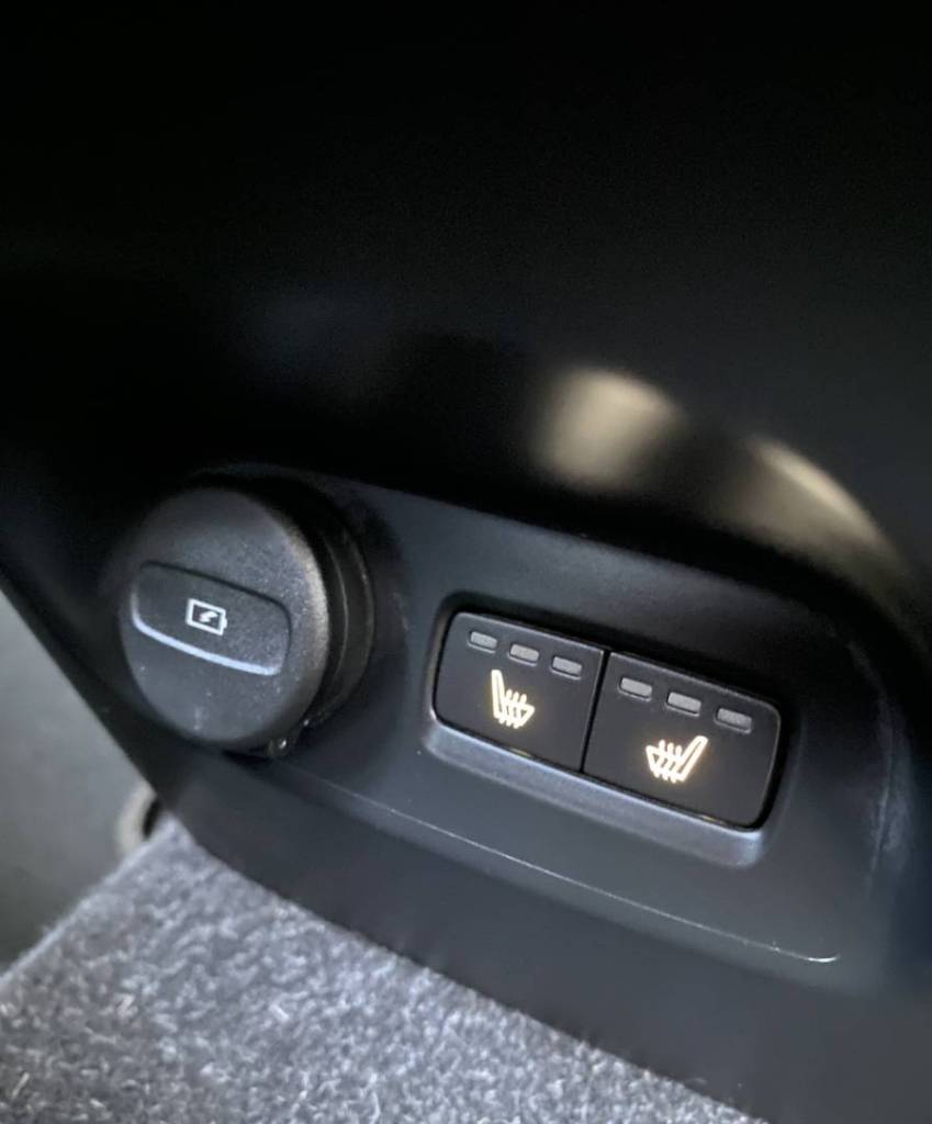 <span style="color:#004a89"> R-DESIGN  BLACK PACKET!</span>   2020 Volvo XC40 D3  110 Kw/150k S&S  EAT8    <span style="color:#004a89">FULL  LED Adaptívne svetlomety ,Virtual, Kamera…</span>