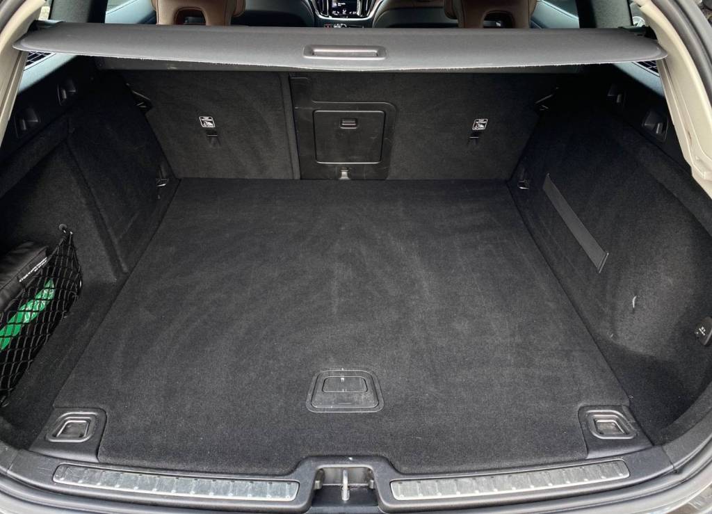 <span style="color:#004a89"> Inscription vybava! </span>2019   Volvo V60 D3  A/T8  110 Kw/150k S&S  <span style="color:#004a89"> FULL LED Adaptívne svetlomety, Virtual, Kamera, Kožený interiér…</span>