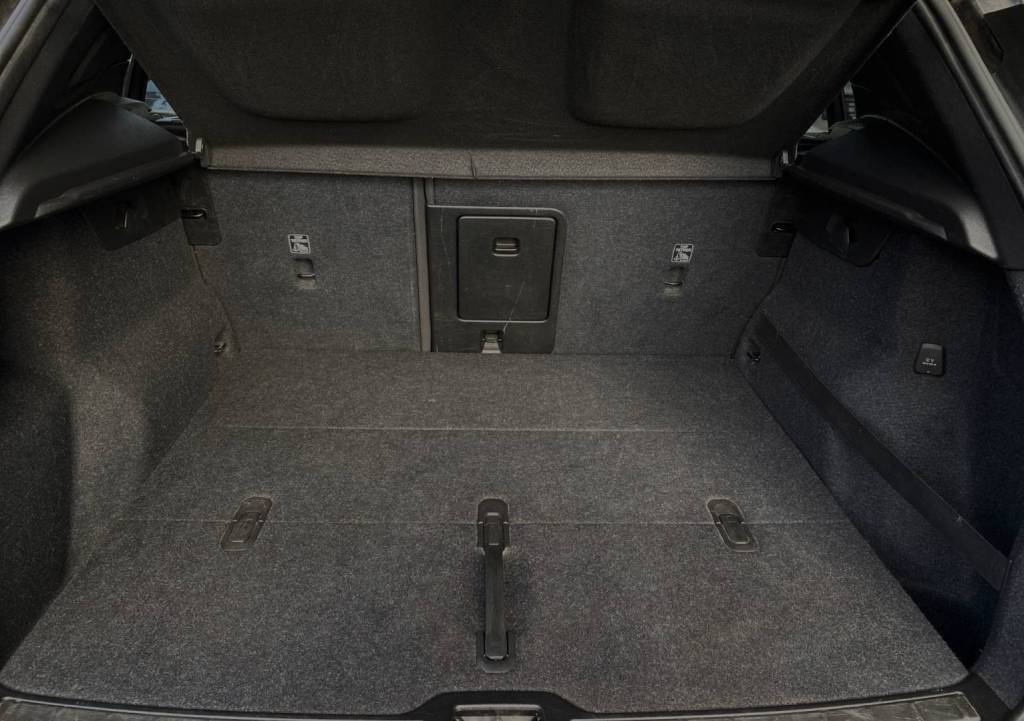 <span style="color:#004a89"> R-DESIGN  BLACK PACKET!</span>   2020 Volvo XC40 D3  110 Kw/150k S&S  EAT8    <span style="color:#004a89">FULL  LED Adaptívne svetlomety ,Virtual, Kamera…</span>