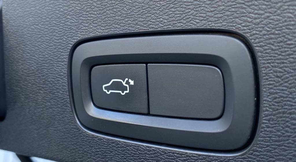 <span style="color:#004a89"> Inscription vybava! </span>2019   Volvo V60 D3  A/T8  110 Kw/150k S&S  <span style="color:#004a89"> FULL LED Adaptívne svetlomety, Virtual, Kamera, Kožený interiér…</span>