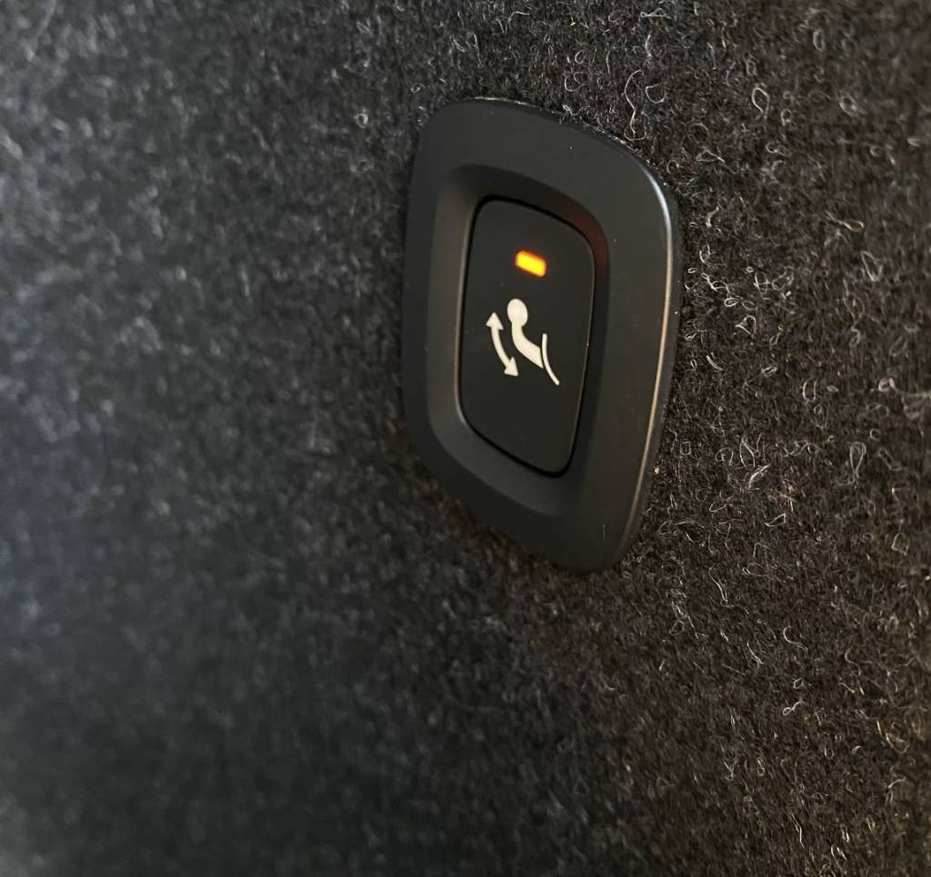<span style="color:#004a89"> R-DESIGN  BLACK PACKET!</span>   2020 Volvo XC40 D3  110 Kw/150k S&S  EAT8    <span style="color:#004a89">FULL  LED Adaptívne svetlomety ,Virtual, Kamera…</span>