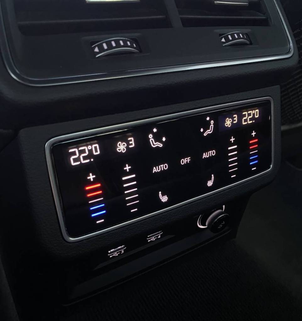 <span style="color:#004a89"> Limuzína!</span> 2019 Audi  A6 50TDI mHEV Quattro S-LINE  210 Kw/286k S&S  EAT8    <span style="color:#004a89">MATRIX HD LED, 360°3D KAMERA, VZDUCH,BANG&OLUFSEN…</span>   Možný odpočet DPH