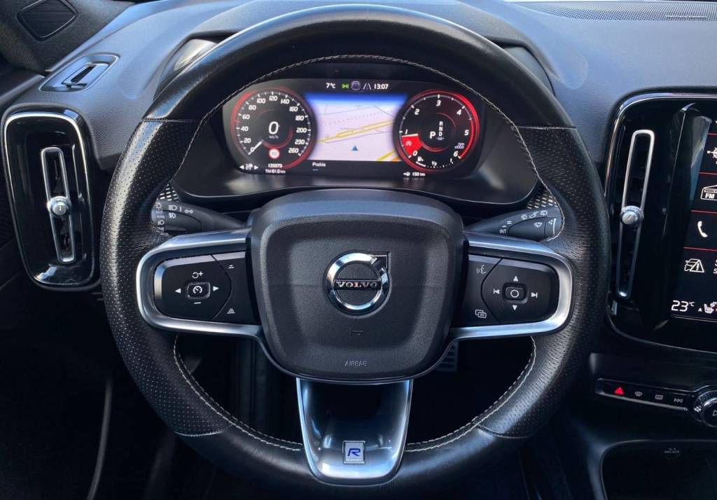 <span style="color:#004a89"> R-DESIGN  BLACK PACKET!</span>   2020 Volvo XC40 D3  110 Kw/150k S&S  EAT8    <span style="color:#004a89">FULL  LED Adaptívne svetlomety ,Virtual, Kamera…</span>