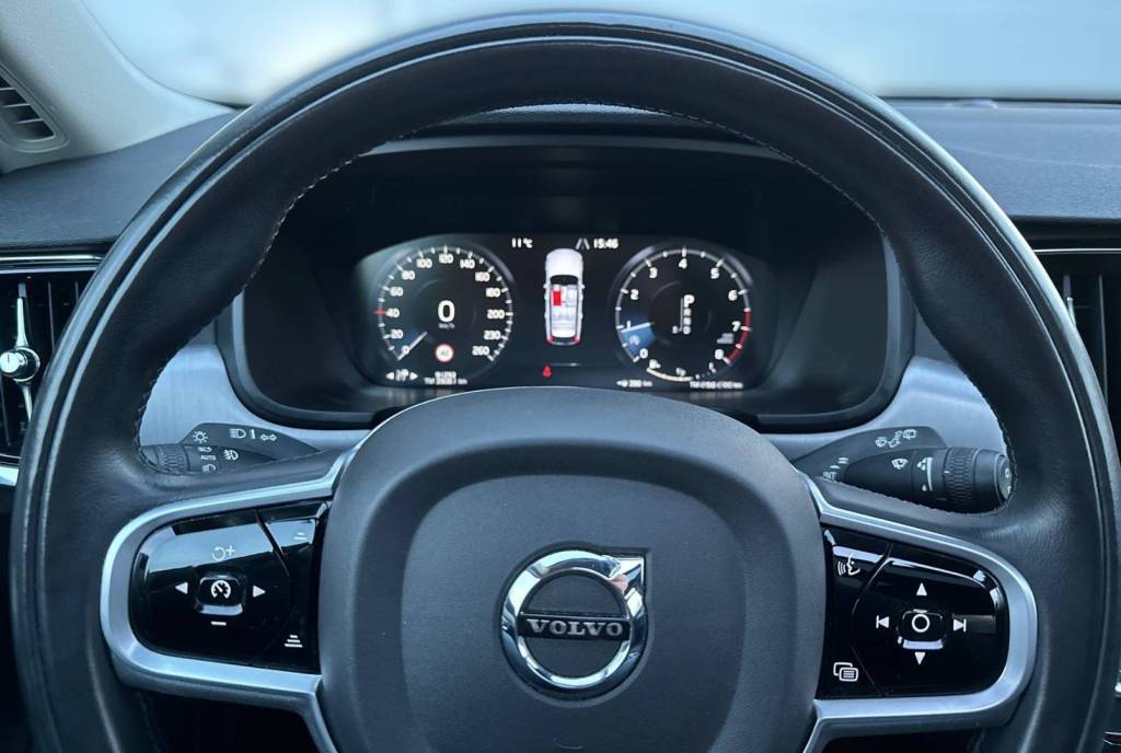 <span style="color:#004a89"> Panorama, Head Up!</span> 2019  Volvo V90 T4 2.0L 140 Kw/190k S&S  EAT8    <span style="color:#004a89"> FULL LED Adaptívne svetlomety, Virtual, 360°Kamera, Kožený interiér…</span>