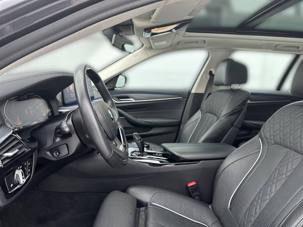 Novinka!<span style="color:#004a89"> Vybava Individual!</span> 2021 BMW Rad 5 Touring 540d mHEV xDrive  250 Kw/340k S&S  EAT8    <span style="color:#004a89">LASER, PANORAMA, WEBASTO, HARMAN/KARDON, HEAD-UP…</span>