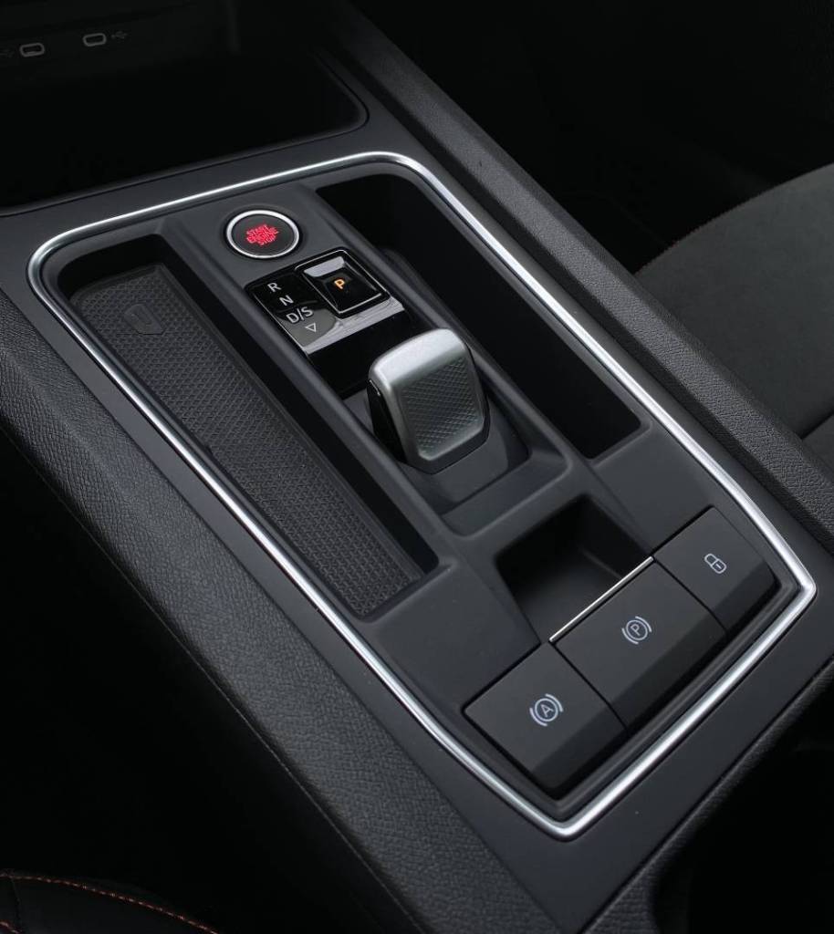 <span style="color:#004a89"> Mild-hybrid!</span> 2022 Seat Leon ST 1.5 eTSI FR  DSG  110Kw/150k  <span style="color:#004a89"> FULL LED  svetlomety,  Virtual, Kamera…</span>