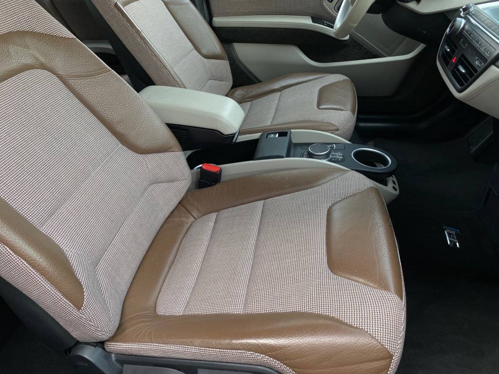 Novinka! <span style="color:#004a89">Verzia i3S 120Ah batéria!</span> BMW i3S 135Kw/184k<span style="color:#004a89">  FULL LED Adaptívne svetlomety, audio systém HARMAN/KARDON…</span>