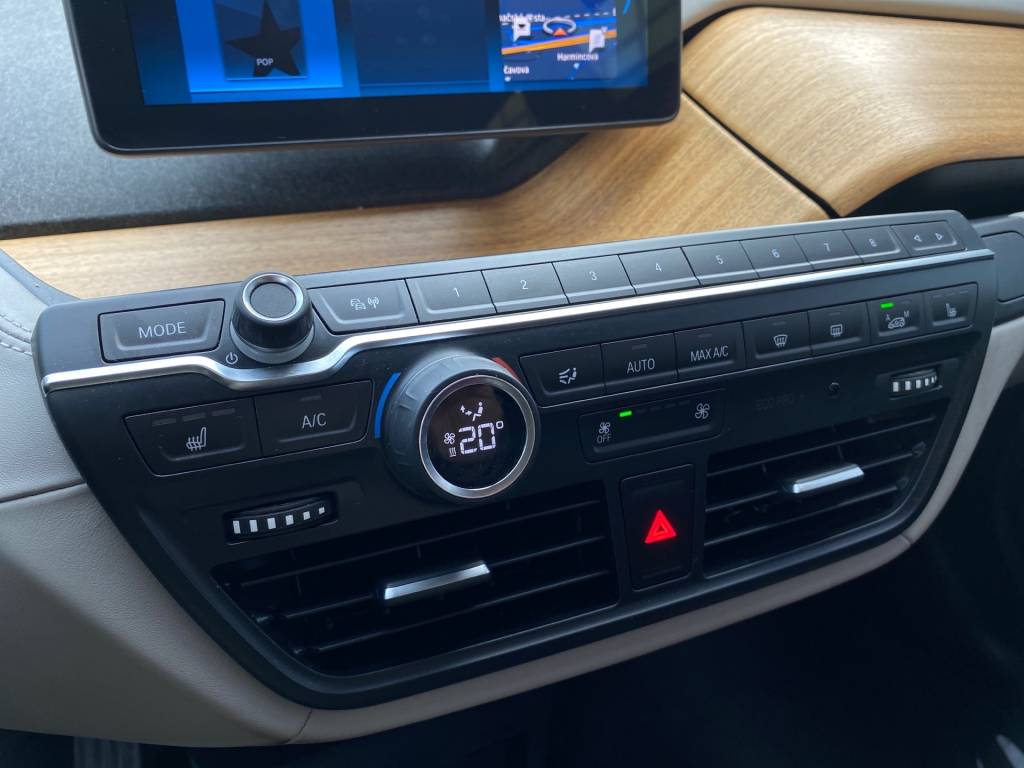 Novinka! <span style="color:#004a89">Verzia i3S 120Ah batéria!</span> BMW i3S 135Kw/184k<span style="color:#004a89">  FULL LED Adaptívne svetlomety, audio systém HARMAN/KARDON…</span>