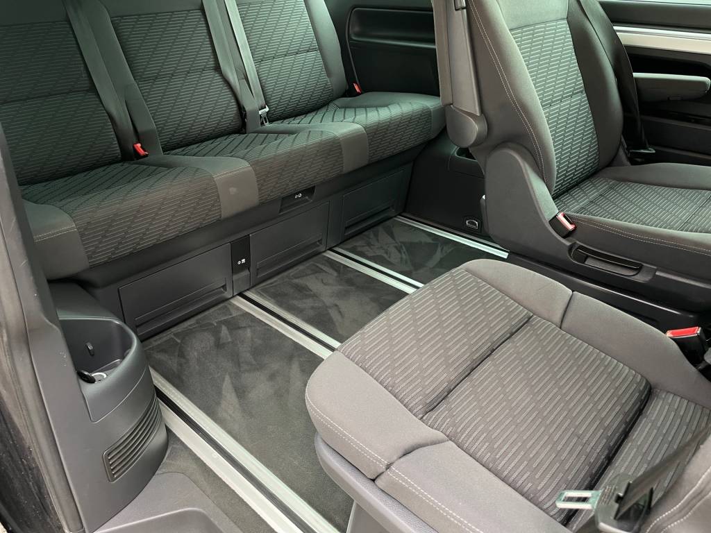 Volkswagen T5 Multivan 2.0 TDI Startline 140k <span style="color:#004a89"> Tažné zariadenie, Predhrev motora, Navigácia, Tempomat, Klimatizácia…  </span>