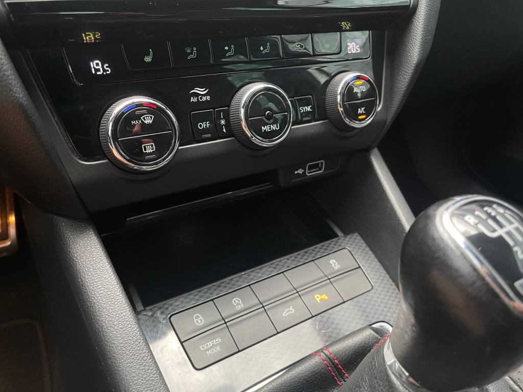 Škoda Octavia Combi V//RS 2.0 TSI 169  kW<span style="color:#004a89"> FULL LED, KAMERA,CANTON….  </span>