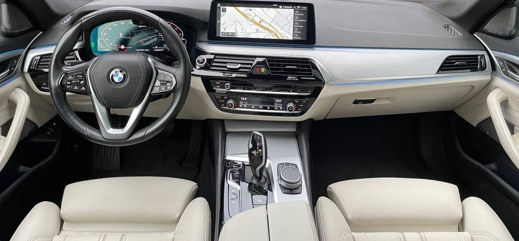 BMW Rad 5 Touring 530e PHEV MATRIX LED PANORAMA 360°3D KAMERA HARMAN/KARDON WEBASTO A/T