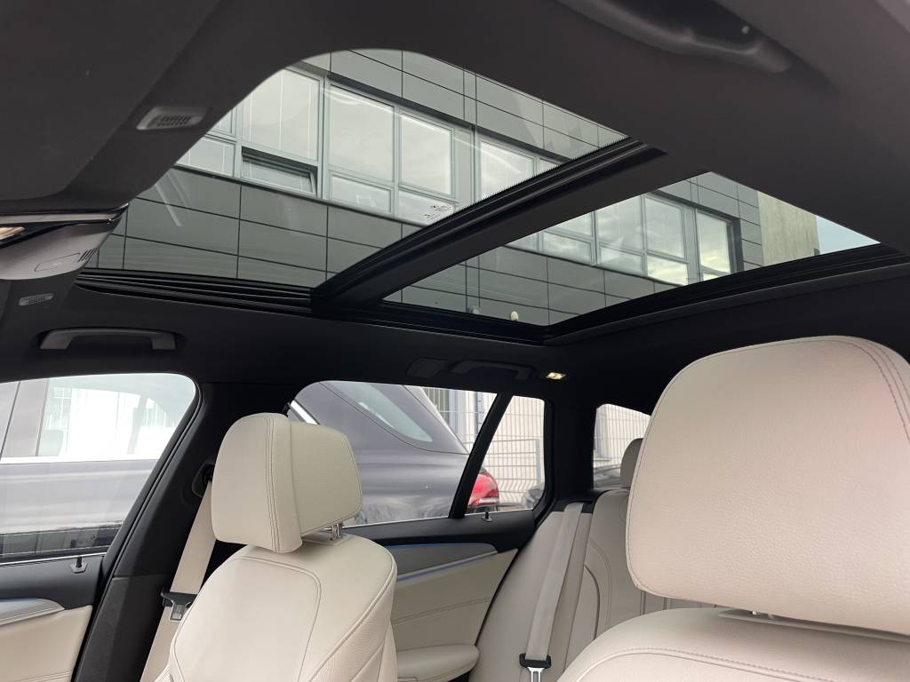 BMW Rad 5 Touring 530e PHEV MATRIX LED PANORAMA 360°3D KAMERA HARMAN/KARDON WEBASTO A/T