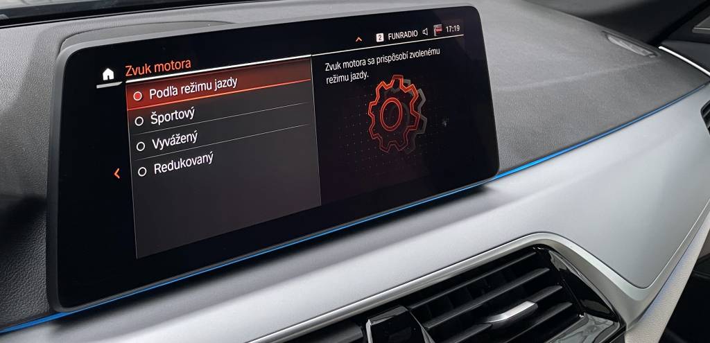 BMW Rad 5 Touring 530e PHEV MATRIX LED PANORAMA 360°3D KAMERA HARMAN/KARDON WEBASTO A/T