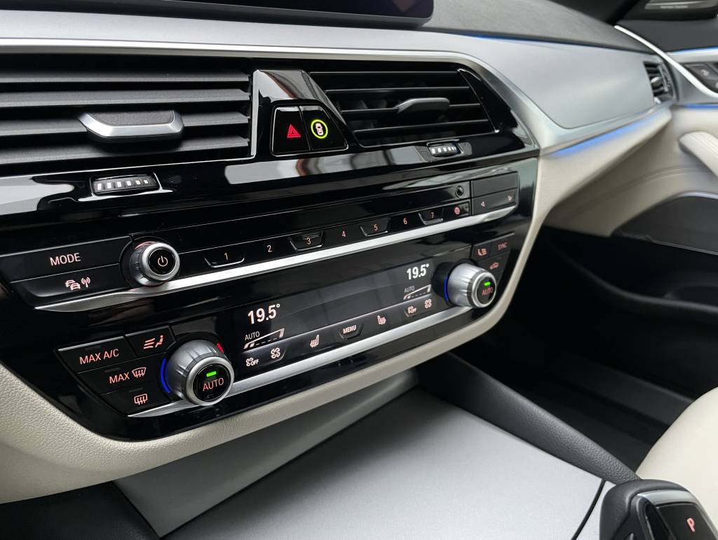 BMW Rad 5 Touring 530e PHEV MATRIX LED PANORAMA 360°3D KAMERA HARMAN/KARDON WEBASTO A/T