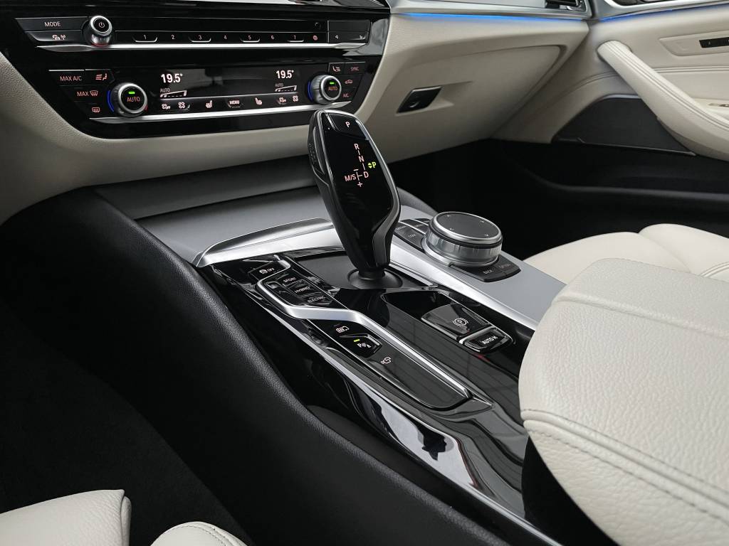 BMW Rad 5 Touring 530e PHEV MATRIX LED PANORAMA 360°3D KAMERA HARMAN/KARDON WEBASTO A/T