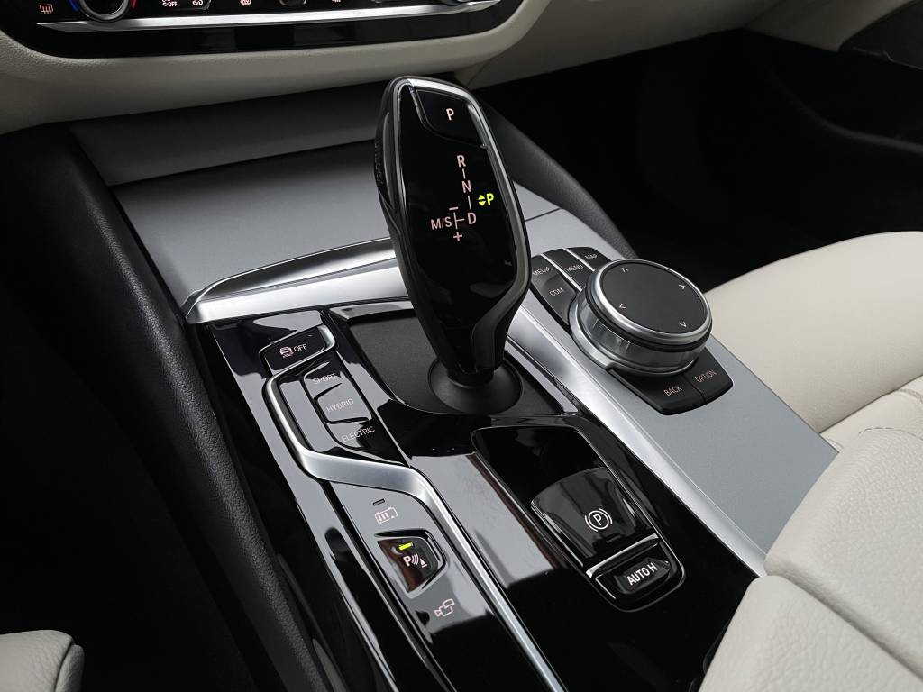 BMW Rad 5 Touring 530e PHEV MATRIX LED PANORAMA 360°3D KAMERA HARMAN/KARDON WEBASTO A/T