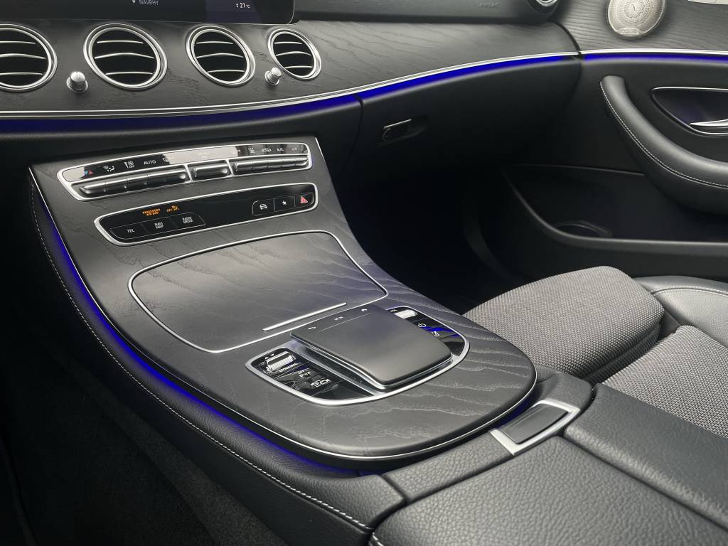 Mercedes-Benz E trieda Kombi E 300De 4MATIC Plug-IN Hybrid MULTIBEAM MATRIX WEBASTO BURMESTER KAMERA VIRTUAL