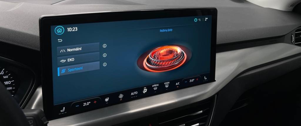 Ford Focus Kombi 1.5 TDCi EcoBlue FULL LED KAMERA ŤAŽNÉ A/T