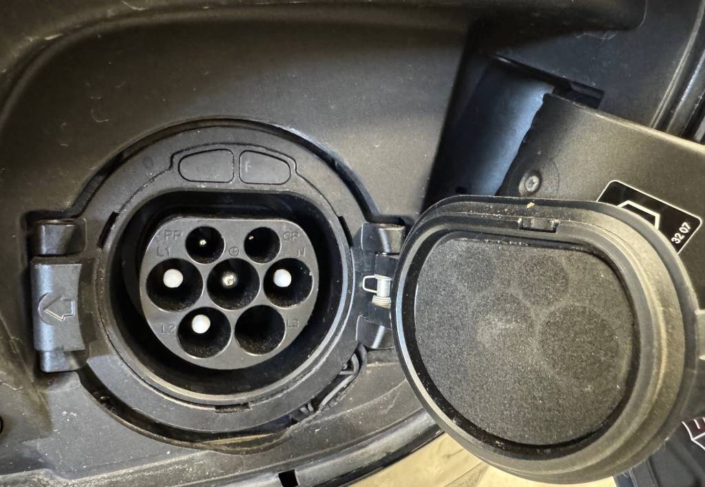 Mercedes-Benz GLC SUV 300De 4MATIC AMG-Line Plug-IN Hybrid 360°KAMERA VIRTUAL WEBASTO FULL LED