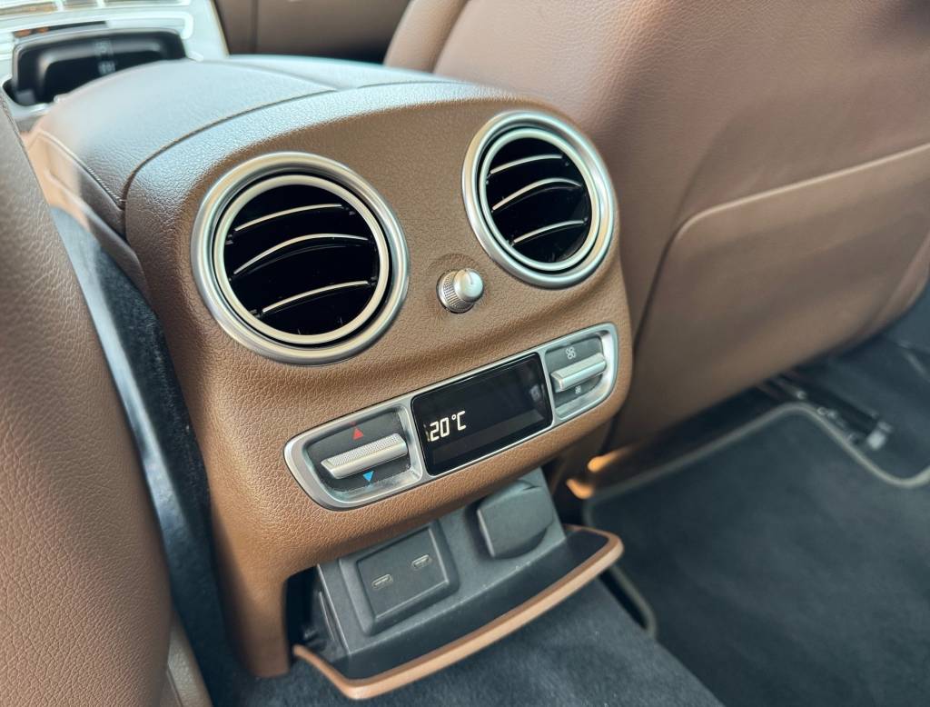 Mercedes-Benz E trieda Kombi 300De 4MATIC Plug-IN Hybrid MULTIBEAM MATRIX HEAD-UP BURMESTER 360°KAM.