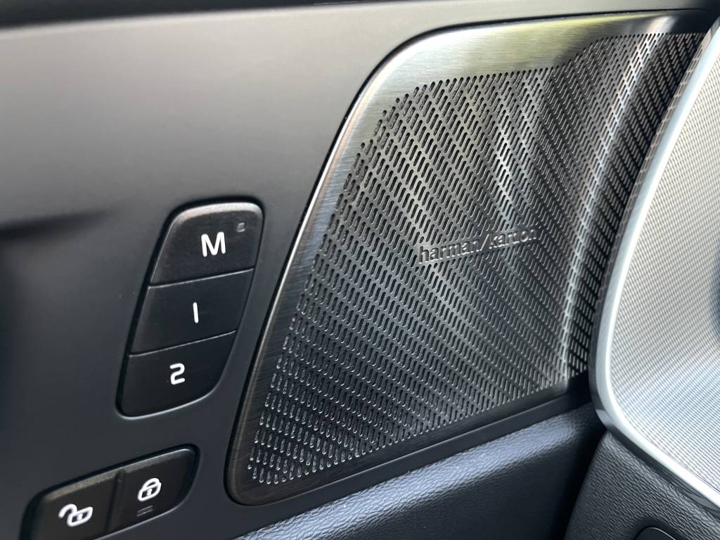 Volvo XC60 2.0 B4D mHEV AWD PLUS DARK PANORAMA HARMAN/KARDON MATRIX LED KAMERA VIRTUAL