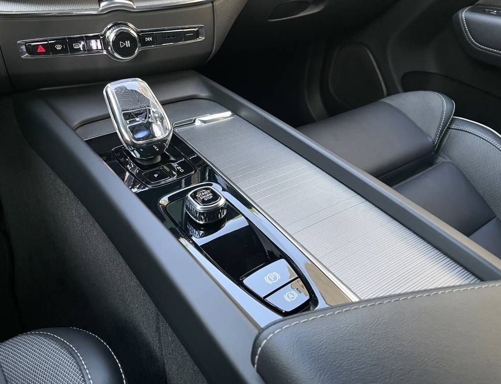 Volvo XC60 2.0 B4D mHEV AWD PLUS DARK PANORAMA HARMAN/KARDON MATRIX LED KAMERA VIRTUAL