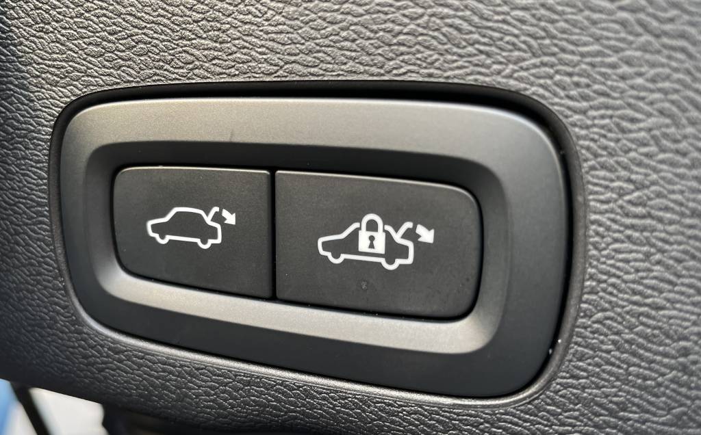 Volvo XC60 2.0 B4D mHEV AWD PLUS DARK PANORAMA HARMAN/KARDON MATRIX LED KAMERA VIRTUAL