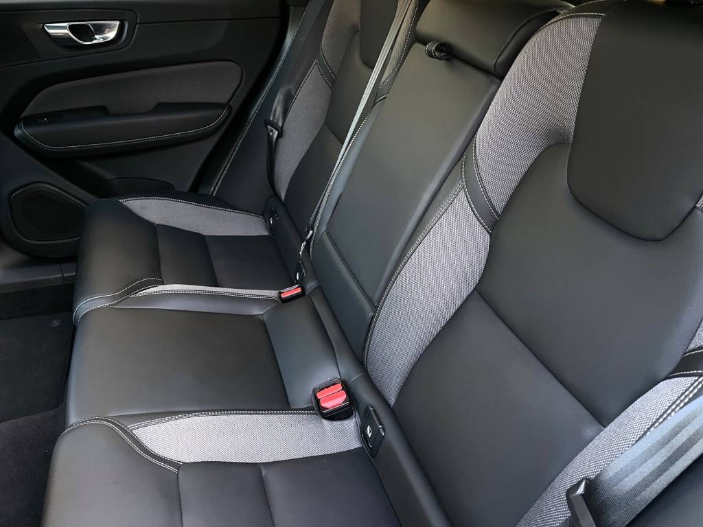 Volvo XC60 2.0 B4D mHEV AWD PLUS DARK PANORAMA HARMAN/KARDON MATRIX LED KAMERA VIRTUAL