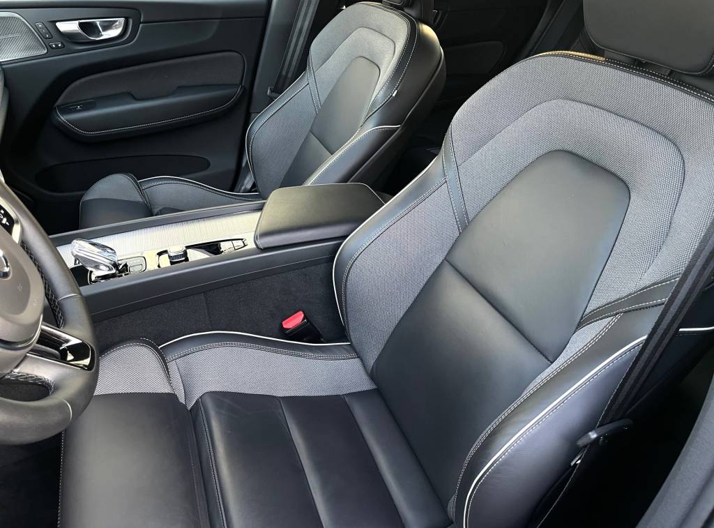 Volvo XC60 2.0 B4D mHEV AWD PLUS DARK PANORAMA HARMAN/KARDON MATRIX LED KAMERA VIRTUAL