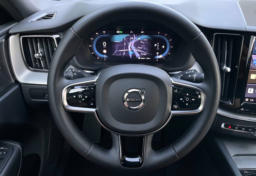 Volvo XC60 2.0 B4D mHEV AWD PLUS DARK PANORAMA HARMAN/KARDON MATRIX LED KAMERA VIRTUAL