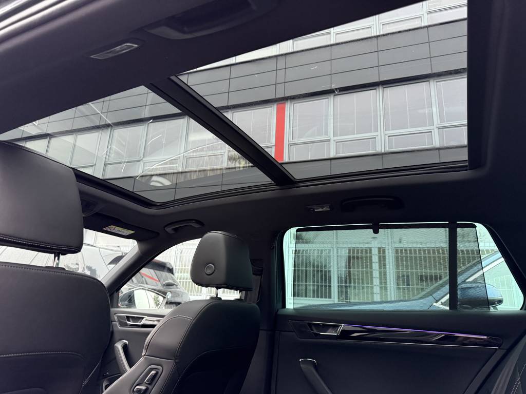 Škoda Superb Combi 2.0 TDI LAURIN & KLEMENT CRYSTAL MATRIX PANORAMA 360°KAMERA VIRTUAL MASÁŽ CANTON DSG