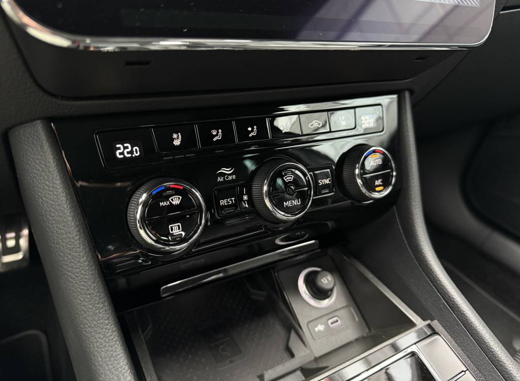 Škoda Superb Combi 2.0 TDI LAURIN & KLEMENT CRYSTAL MATRIX PANORAMA 360°KAMERA VIRTUAL MASÁŽ CANTON DSG