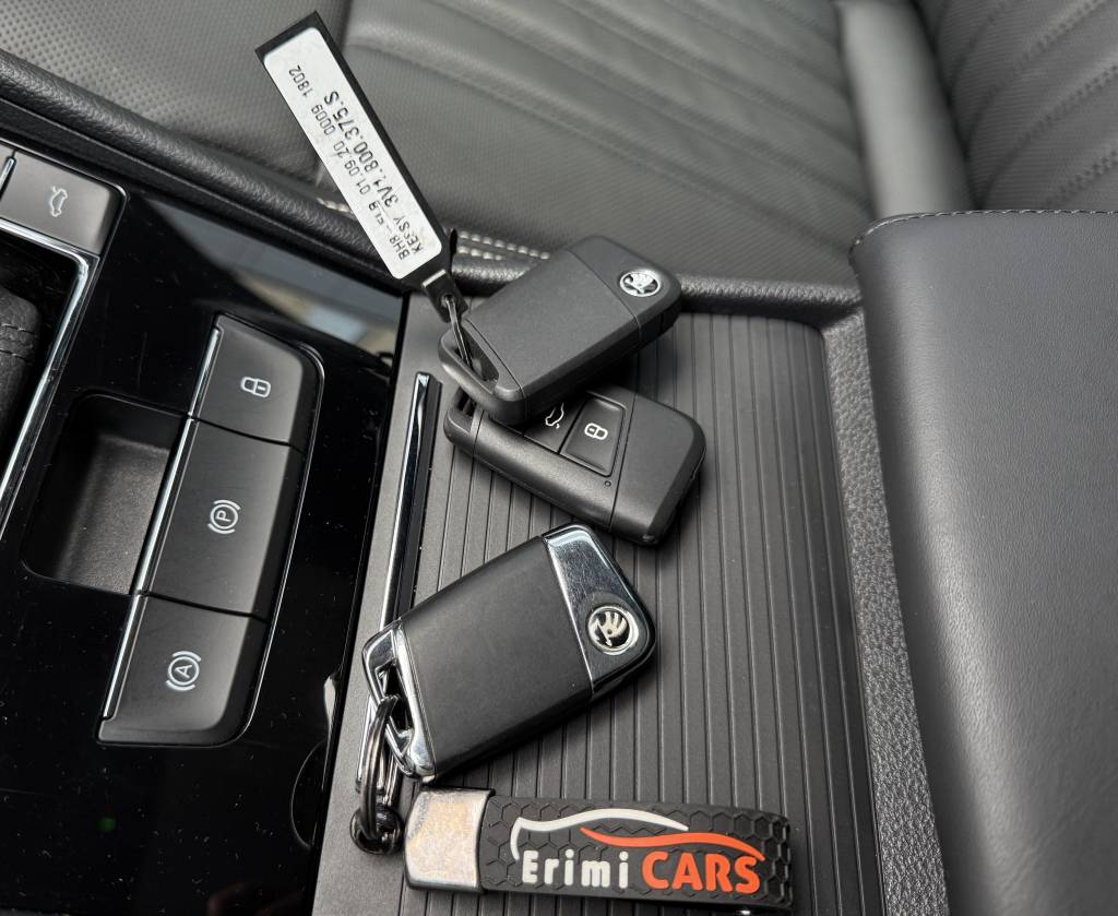 Škoda Superb Combi 2.0 TDI LAURIN & KLEMENT CRYSTAL MATRIX PANORAMA 360°KAMERA VIRTUAL MASÁŽ CANTON DSG
