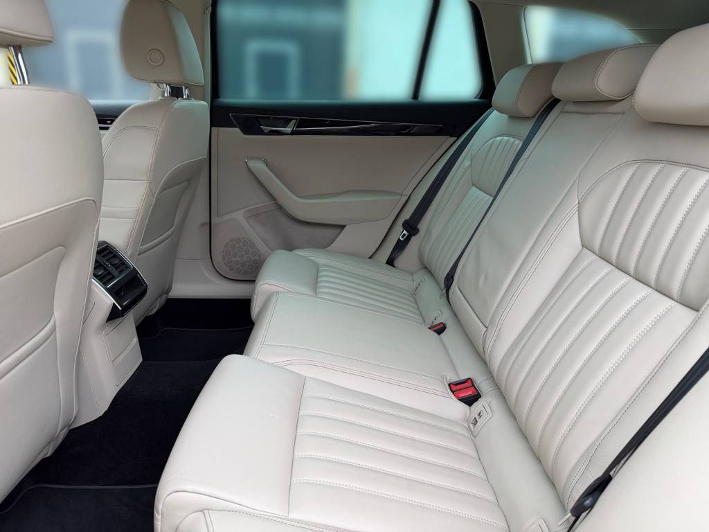 Škoda Superb Combi 2.0 TSI 4X4 LAURIN & KLEMENT CRYSTAL MATRIX WEBASTO VIRTUAL CANTON ACC DCC R19 DSG