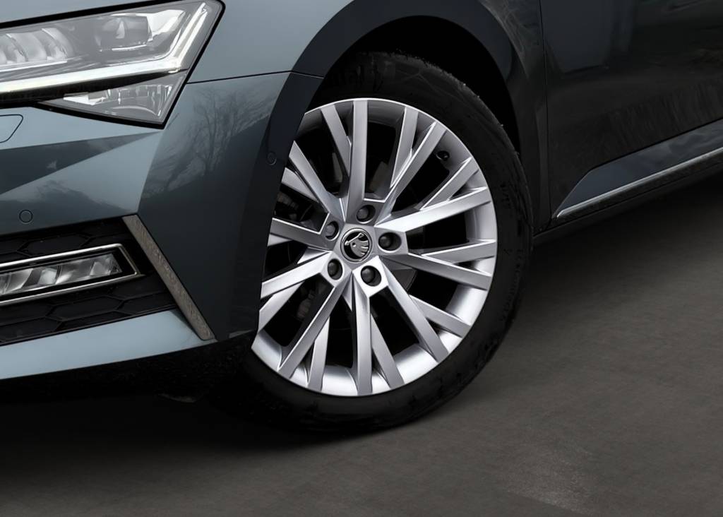 Škoda Superb Combi 2.0 TDI LAURIN & KLEMENT CRYSTAL MATRIX PANORAMA 360°KAMERA VIRTUAL MASÁŽ CANTON DSG