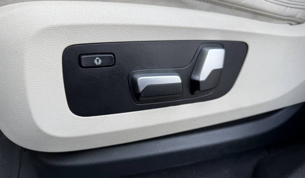 BMW X6 xDrive 30d mHEV ///M-PACKET KAMERA VIRTUAL SWAROVSKI R22 BLACK PACKET