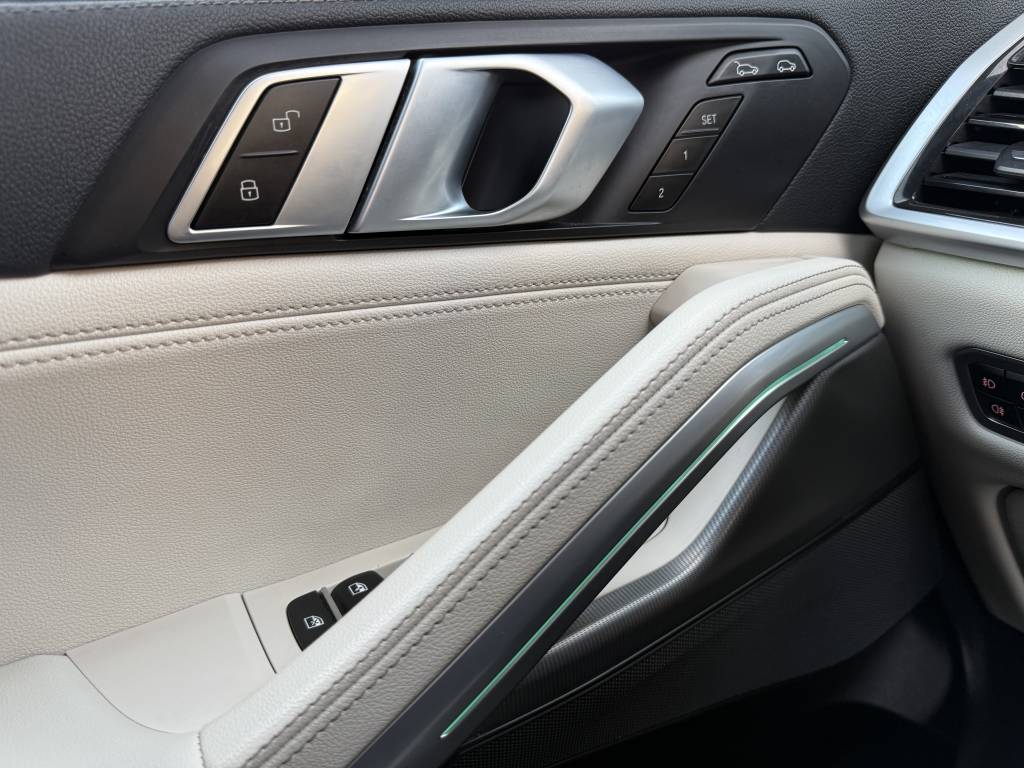 BMW X6 xDrive 30d mHEV ///M-PACKET KAMERA VIRTUAL SWAROVSKI R22 BLACK PACKET