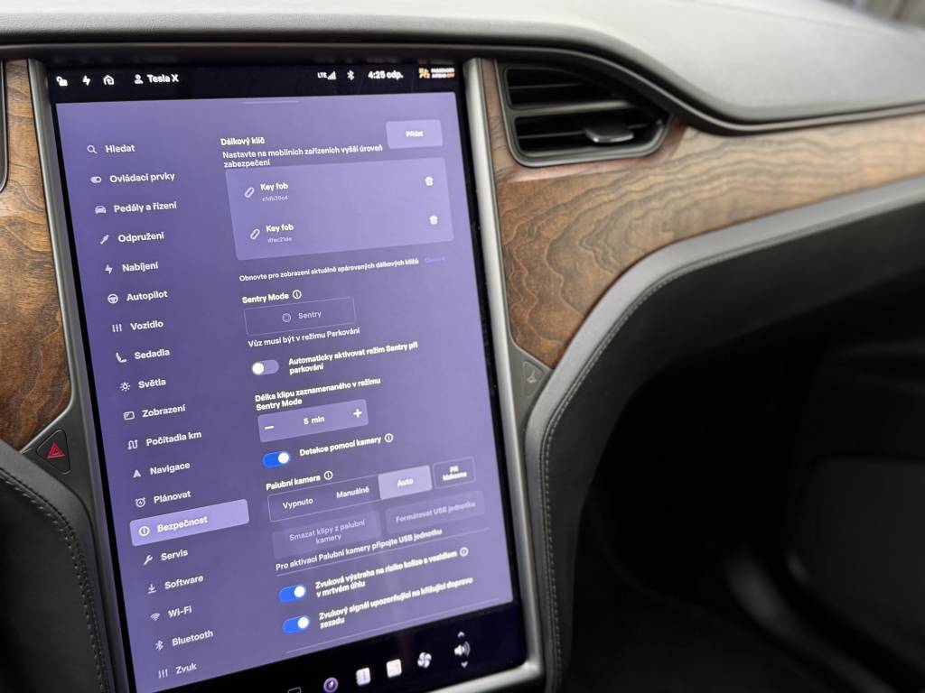 Tesla Model X LONG RANGE DUAL MOTOR 6-MIEST PREMIUM KONEKTIVITA R22 421kW
