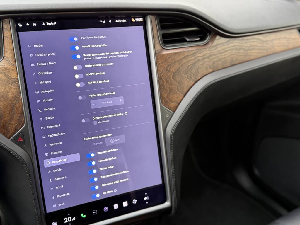 Tesla Model X LONG RANGE DUAL MOTOR 6-MIEST PREMIUM KONEKTIVITA R22 421kW